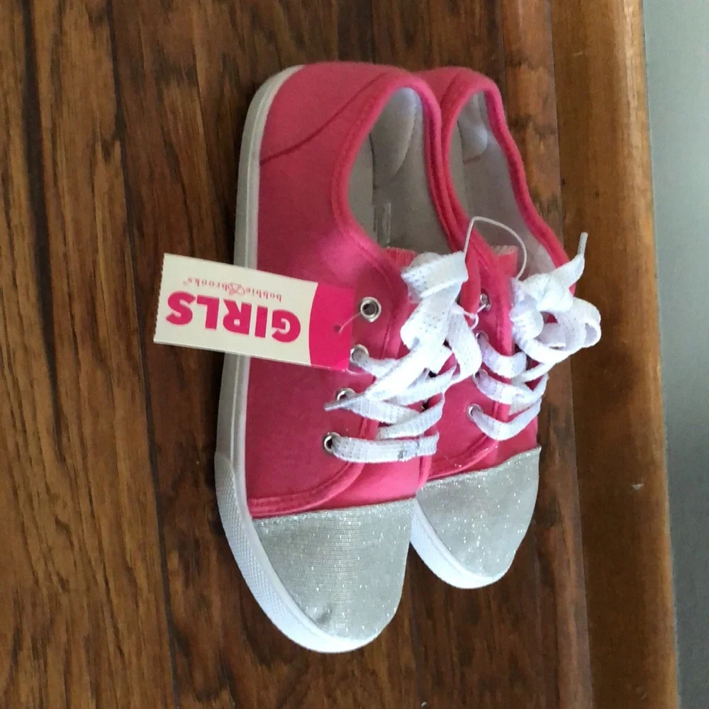 BRAND NEW GIRLS-GYM SHOES SIZE 3! NEW WITH TAGS ON IT. SMOKE FREE HOME! - Picture 8 of 8